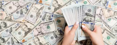 Kadın ellerinin dolar üzerinden para saydığı en iyi manzara. Borç konsepti. Yatırım kavramı.