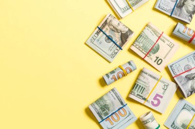 Dolar banknotları. İş konseptinde metin için kopya alanı ile renkli arka plan üst wiev yüz Us Dollar Bills para Kazık.