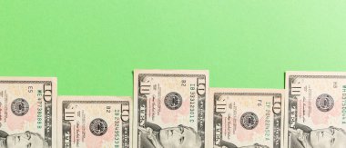 yüz dolarlık banknotlar Kopya alanı ile arka planda iş kavramının üst görünümü.