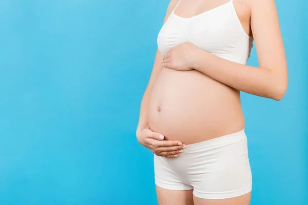 Zugeschnittenes Bild Einer Schwangeren Frau Weißer Unterwäsche Die Ihren Bauch — Stockfoto