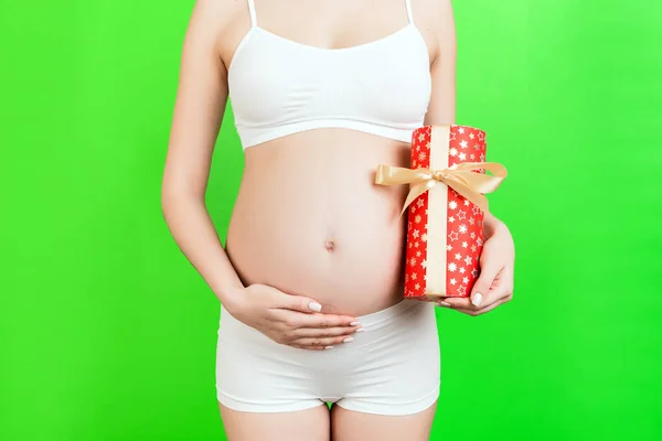 Zugeschnittenes Bild Einer Schwangeren Frau Weißer Unterwäsche Die Eine Geschenkschachtel — Stockfoto