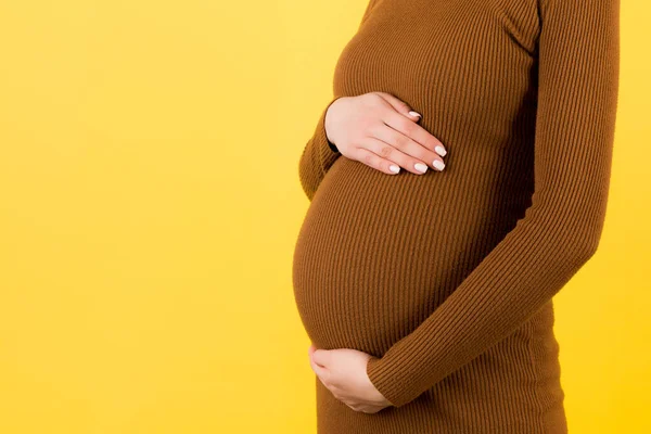 Zugeschnittenes Bild Einer Schwangeren Frau Braunem Kleid Die Ihren Bauch — Stockfoto