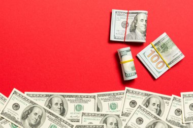 Renkli arka plan üst görünümünde Amerikan parası, metin iş para kavramı için boş bir yer ile. Nakit yığını ile yüz dolarlık banknotlar.