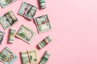 Dolar banknotları. İş konseptinde metin için kopya alanı ile renkli arka plan üst wiev yüz Us Dollar Bills para Kazık.