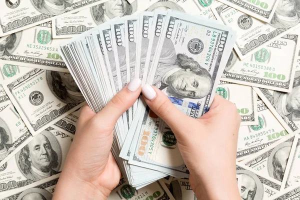 Bovenaanzicht Van Vrouwelijke Handen Die Geld Tellen Dollar Achtergrond Schuldenconcept — Stockfoto