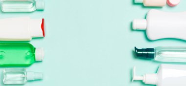 Mavi arka planda farklı kavanoz ve şişeler kozmetik ürünlerin üst görünümü. Kopyalama alanı olan kapsayıcıların yakın çekim.