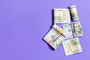 Abd Doları banknotlar deste yığını. ortasında para yığını olan 100 dolarlık banknotlar. Kopyalama alanı ile arka planda iş kavramının en iyi görünümü..