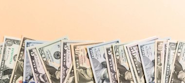 Kopya alanı ile arka planda iş kavramının karışık Us Dollar banknotpara üst görünümü arka plan.