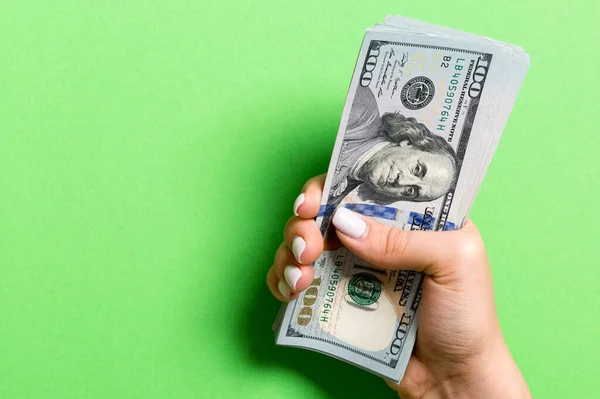 Mano Femenina Sosteniendo Paquete Billetes Cien Dólares Sobre Fondo Colorido — Foto de Stock