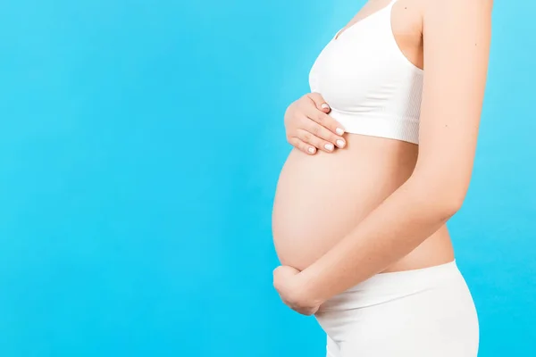 Image Recadrée Une Femme Enceinte Portant Des Sous Vêtements Blancs — Photo