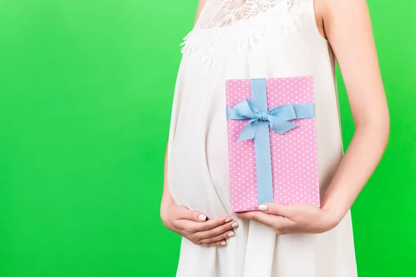 Imagen Recortada Caja Regalo Manchada Color Rosa Mano Mujer Embarazada — Foto de Stock