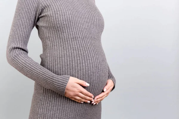 Primo Piano Della Donna Incinta Che Tocca Addome Sfondo Grigio — Foto Stock