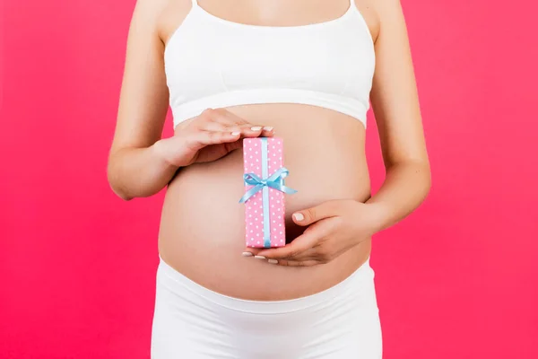 Imagen Recortada Mujer Embarazada Ropa Interior Blanca Sosteniendo Caja Regalo — Foto de Stock