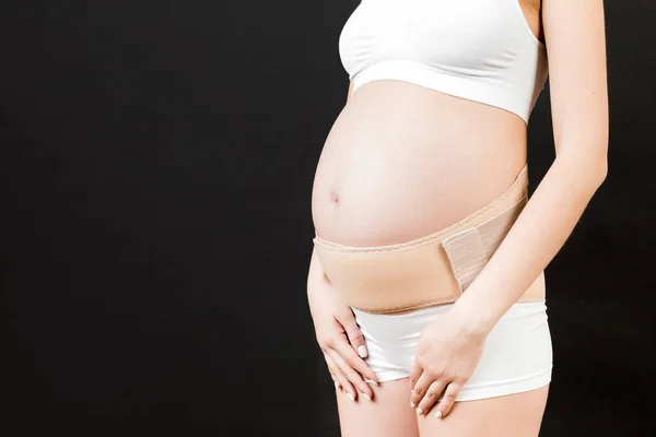 Primer Plano Mujer Embarazada Ropa Interior Con Vendaje Apoyo Contra —  Fotos de Stock
