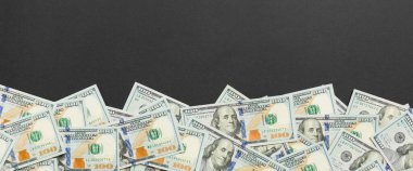 Üstte kopya alanı olan renkli masanın üst görünümü banknotlar. ortasında para yığını olan 100 dolarlık banknotlar. İş kavramına en iyi bakış.