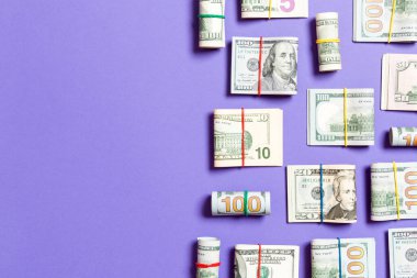 Dolar banknotları. İş konseptinde metin için kopya alanı ile renkli arka plan üst wiev yüz Us Dollar Bills para Kazık.