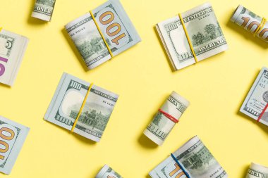 iş konseptinde metin için kopya alanı ile üst wiev para amerikan yüz dolarlık banknotlar ile renkli Arka Plan.