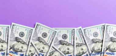 yüz dolarlık banknotlar Kopya alanı ile arka planda iş kavramının üst görünümü.