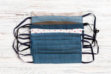 Ahşap arka planda koruyucu pamuk maskelerin üst görüntüsü. Fotokopi alanı ile sağlık kavramınızı koruyun.