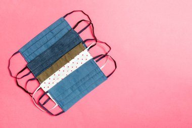 Pembe arka planda tekrar kullanılabilir ev yapımı pamuk yığınının üst görüntüsü. Kopya alanı ile solunum koruma kavramı.