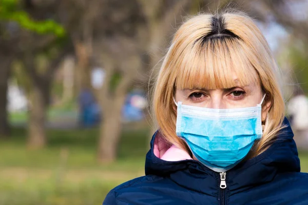 Ung Kvinna Med Ansiktsmask Gatan Begreppet Nytt Kinesiskt Coronavirus För — Stockfoto