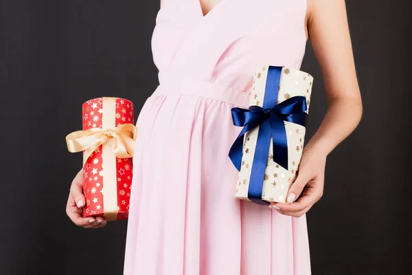 Крупный План Беременной Женщины Розовом Платье Двумя Подарочными Коробками Черном — стоковое фото