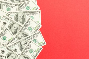 Üstte kopya alanı olan renkli masanın üst görünümü banknotlar. ortasında para yığını olan 100 dolarlık banknotlar. İş kavramına en iyi bakış.