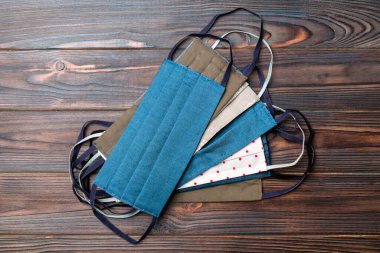 Koyu ahşap arka planda yeniden kullanılabilir ev yapımı pamuk yığınının üst görüntüsü. Kopya alanı ile solunum koruma kavramı.