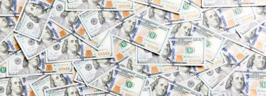 Arka plan olarak yapılmış 100 dolarlık banknotların en üst görüntüsü. Amerikan doları konsepti. Amerikan dolarlarının dokusu.