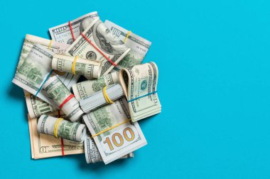 Abd Doları banknotlar deste yığını. ortasında para yığını olan 100 dolarlık banknotlar. Kopyalama alanı ile arka planda iş kavramının en iyi görünümü..