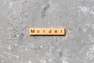 ahşap blok üzerinde yazılı kelime cinayet. Cinayet masasında, metin kavramı.