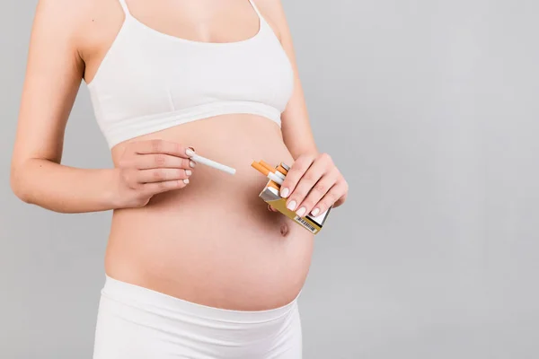 Primer Plano Retrato Una Mujer Embarazada Ropa Interior Blanca Sosteniendo — Foto de Stock