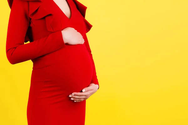 Imagen Recortada Mujer Embarazada Vestido Rojo Abrazando Gran Abdomen Fondo — Foto de Stock