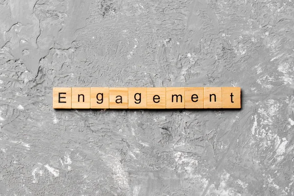 nişan kelime ahşap blok üzerinde yazılı. nişan metin tablo, kavram.