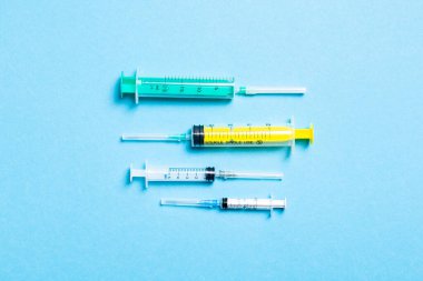 Mavi arka planda farklı şırıngaların üst görüntüsü. Kopya alanı ile tıbbi enjeksiyon kavramı.