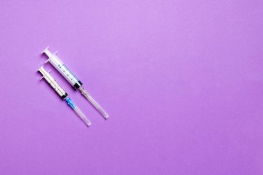 Renkli arka planda enjeksiyon için farklı şırıngaların üst görünümü. Kopya alanı ile tıbbi ekipman kavramı.