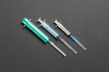 Renkli arka planda tıbbi şırıngaların üst görüntüsü. Fotokopi alanı ile sağlık hizmeti kavramı.