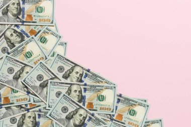 Renkli arka plan üst görünümünde yüz dolarlık banknotlar, metin iş para kavramı için boş bir yer ile. Yüz dolarlık arka plan..