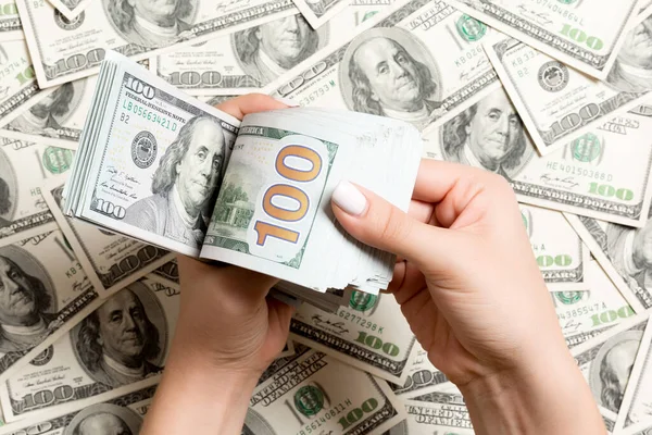 Kadın ellerinin dolar üzerinden para saydığı en iyi manzara. Borç konsepti. Yatırım kavramı.