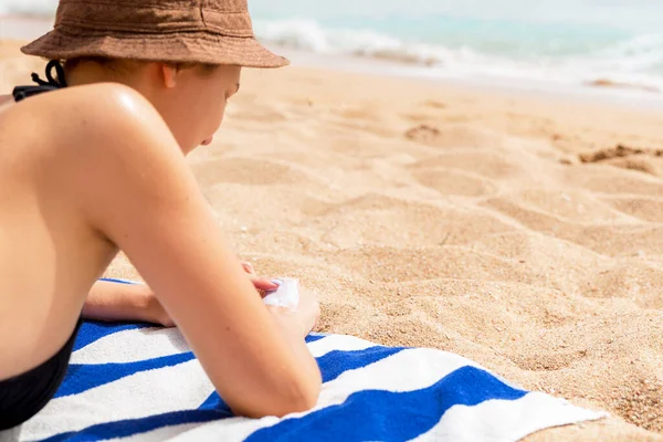 Chica Relajarse Toalla Arena Playa Aplicación Loción Solar Mano — Foto de Stock