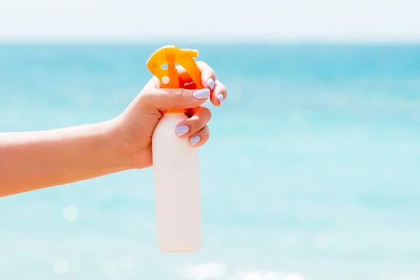 Przycięty Obraz Dłoni Kobiety Trzymającej Spray Filtrem Przeciwsłonecznym Plaży — Zdjęcie stockowe