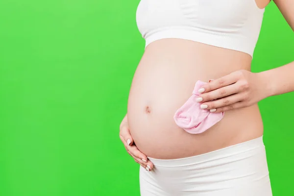 Retrato Cerca Una Mujer Embarazada Ropa Interior Blanca Sosteniendo Calcetines — Foto de Stock