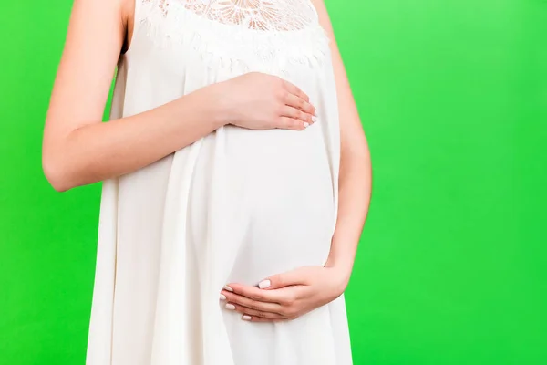 Close Mulher Grávida Tocando Seu Abdômen Fundo Verde Futura Mãe — Fotografia de Stock