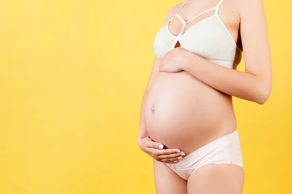 Gehakt Beeld Van Een Zwangere Vrouw Die Haar Buik Omhelst — Stockfoto