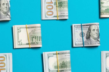 iş konseptinde metin için kopya alanı ile üst wiev para amerikan yüz dolarlık banknotlar ile renkli Arka Plan.