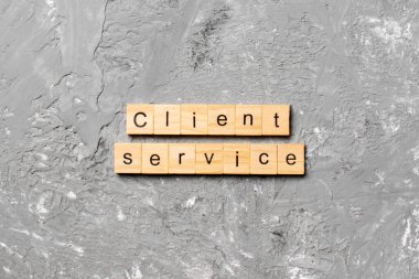 Müşteri hizmetleri sözcüğü tahta blokta yazılı. Çimento masasındaki müşteri servis metni desing, konsept için.
