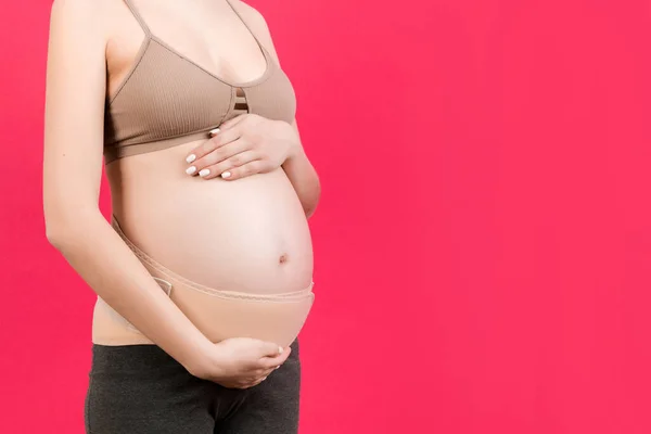 Primo Piano Della Fasciatura Della Gravidanza Vestita Sulla Donna Incinta — Foto Stock