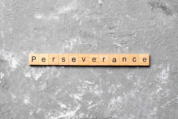 Tahta blokta yazılı azim kelimesi. sehpada azim metni, konsept.