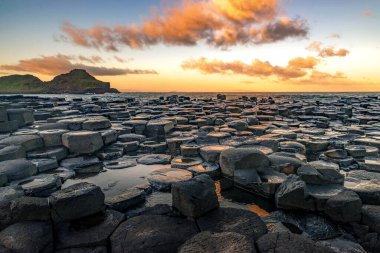 Güneşin doğduğu günün güzel manzarası dalgalar Giant 's Causeway Kuzey İrlanda Ni