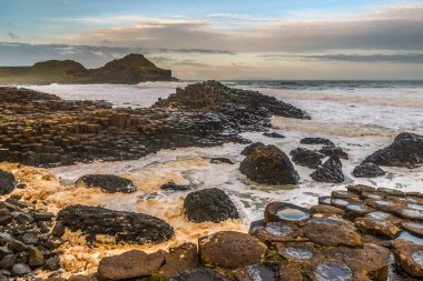 Güneşin doğduğu günün güzel manzarası dalgalar Giant 's Causeway Kuzey İrlanda Ni
